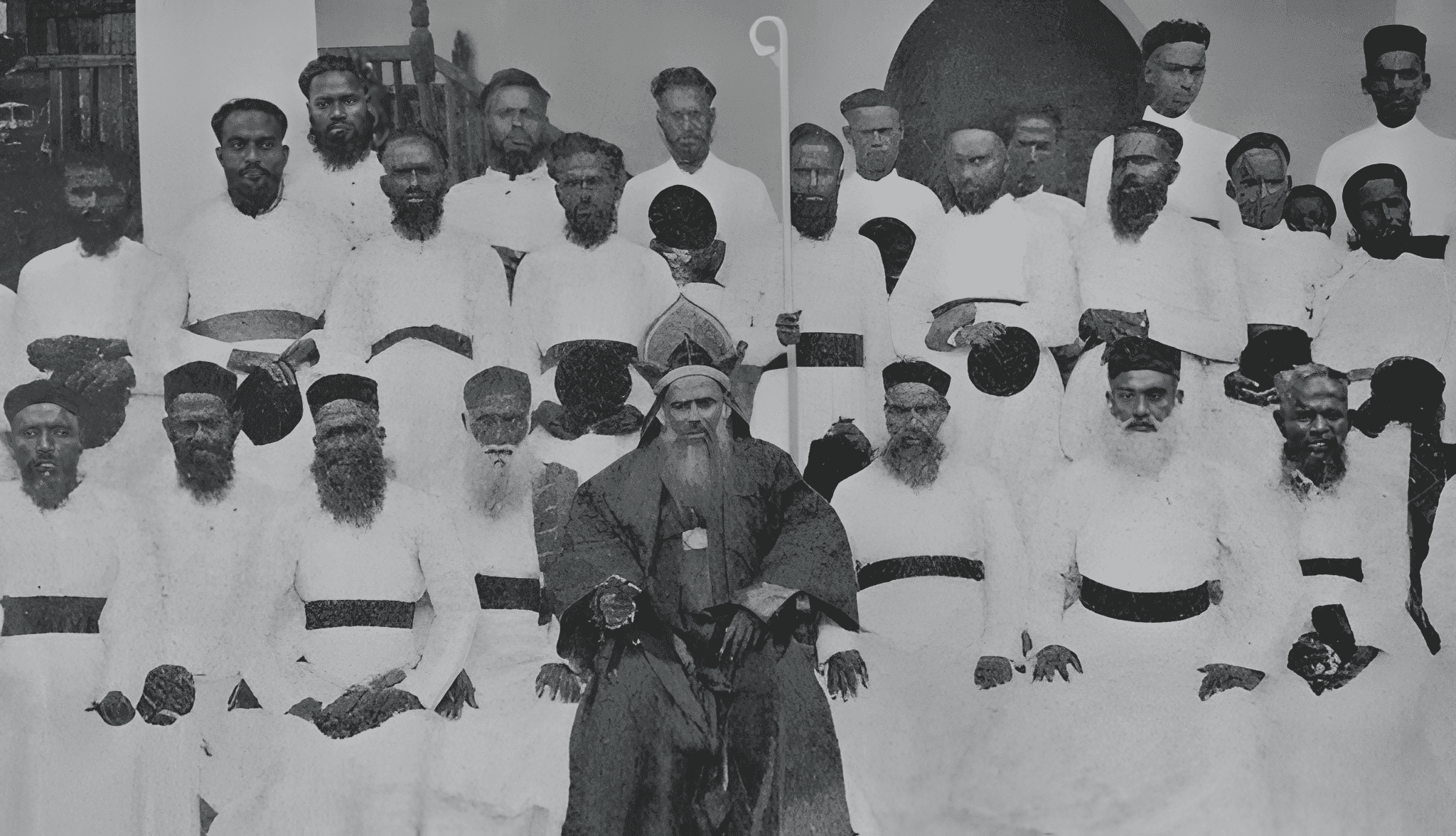 Image of Palakkunnathu Thomas Mar Athanasius and his clergy.